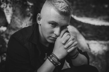 Genç, sarışın, İskandinav görünümlü, erkek aksesuarları takan, sokak tarzı