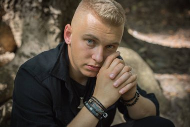 Genç, sarışın, İskandinav görünümlü, erkek aksesuarları takan, sokak tarzı