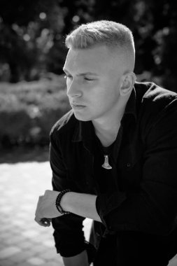 Genç, sarışın, İskandinav görünümlü, erkek aksesuarları takan, sokak tarzı