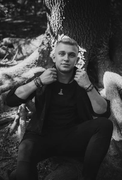 Ung Blond Nordisk Utseende Kille Stil För Ungdomar Accessoar För — Stockfoto