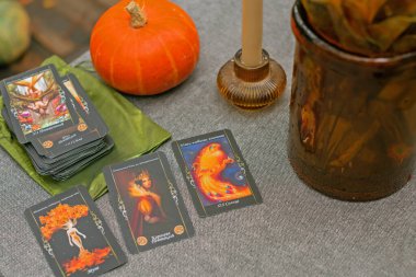 Kader anlatma kavramı, tarot kartları ve beyaz büyü tahminleri, enerji iyileştirme. Avrupa, Ukrayna. Kiev Eylül 18: İllüstrasyon Editörü