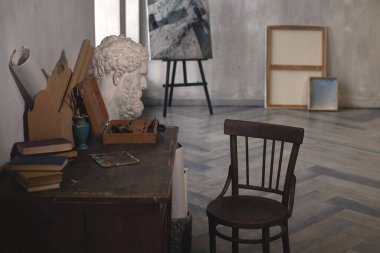 Yaratıcının sanat stüdyosu, sanat, heykel, konsept hakkında bir şey.