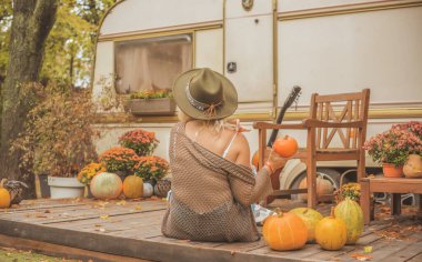  Boho tarzında bronzlaşmış Avrupalı sarışın kadın, hayatın tadını çıkar. Mutlu, doğal, güzel bir kadının hayatı. Eski tarz kavramı