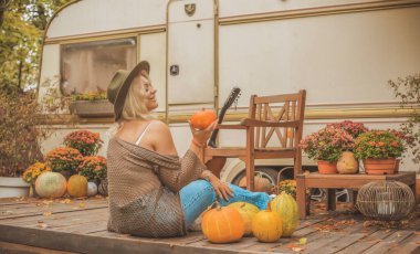  Boho tarzında bronzlaşmış Avrupalı sarışın kadın, hayatın tadını çıkar. Mutlu, doğal, güzel bir kadının hayatı. Eski tarz kavramı