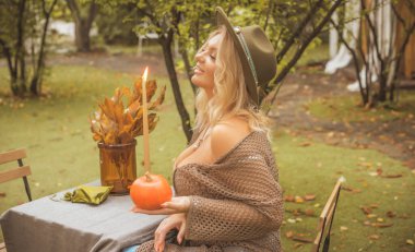  Boho tarzında bronzlaşmış Avrupalı sarışın kadın, hayatın tadını çıkar. Mutlu, doğal, güzel bir kadının hayatı. Eski tarz kavramı