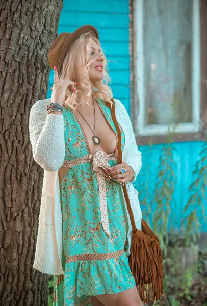 Europäische Blonde Gebräunte Frau Boho Stil Genießen Sie Das Leben — Stockfoto