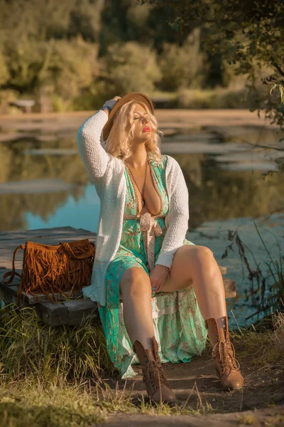 Evropská Blond Opálená Žena Stylu Boho Užijte Života Život Šťastné — Stock fotografie