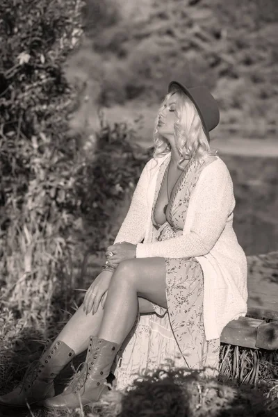 Evropská Blond Opálená Žena Stylu Boho Užijte Života Život Šťastné — Stock fotografie