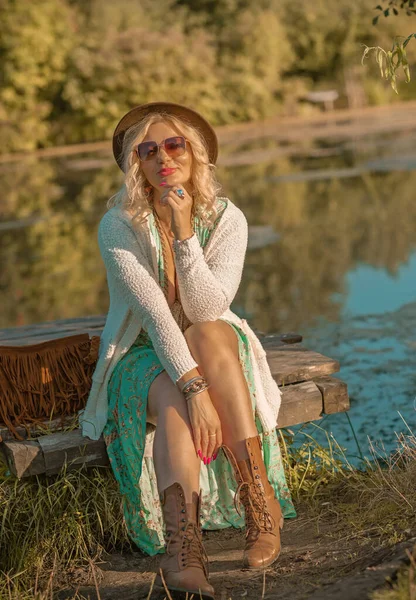 Europeiska Blonda Garvade Kvinna Boho Stil Njuta Livet Livet Lycklig — Stockfoto
