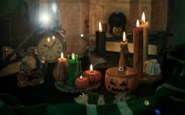 Sihirli şeylerin tasviri... mum ışığı, sihirli değnek, büyü kitabı karanlık arka plan, büyücülük okulu, yeşil estetik, Cadılar Bayramı zamanı