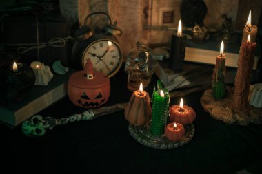 Sihirli şeylerin tasviri... mum ışığı, sihirli değnek, büyü kitabı karanlık arka plan, büyücülük okulu, yeşil estetik, Cadılar Bayramı zamanı