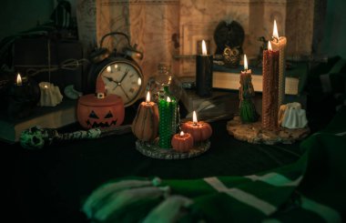 Sihirli şeylerin tasviri... mum ışığı, sihirli değnek, büyü kitabı karanlık arka plan, büyücülük okulu, yeşil estetik, Cadılar Bayramı zamanı