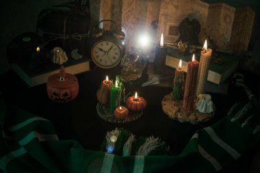 Sihirli şeylerin tasviri... mum ışığı, sihirli değnek, büyü kitabı karanlık arka plan, büyücülük okulu, yeşil estetik, Cadılar Bayramı zamanı