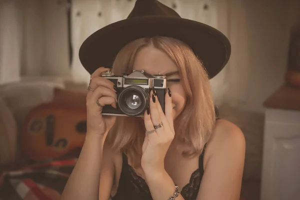 Jovem Fotógrafo Amador Com Uma Câmera Antiga Tira Fotos Menina — Fotografia de Stock