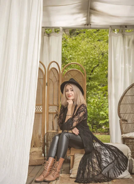 Stijlvolle Blonde Mooie Vrouw Gekleed Boho Stijl Herfst Tuin Met — Stockfoto