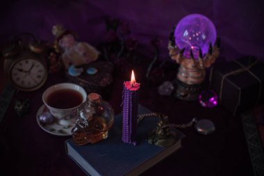 Sihirli nitelik, büyücülük konsepti, mum ateşi, büyüler ve diğer ayinler.