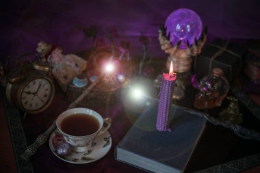 Sihirli nitelik, büyücülük konsepti, mum ateşi, büyüler ve diğer ayinler.