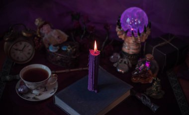 Sihirli nitelik, büyücülük konsepti, mum ateşi, büyüler ve diğer ayinler.