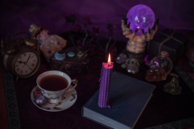 Sihirli nitelik, büyücülük konsepti, mum ateşi, büyüler ve diğer ayinler.