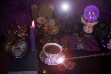 Sihirli nitelik, büyücülük konsepti, mum ateşi, büyüler ve diğer ayinler.