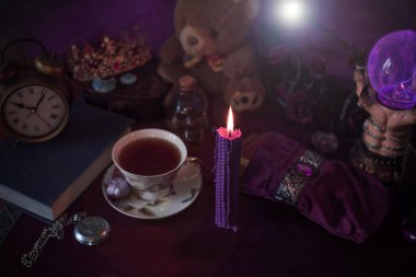 Sihirli nitelik, büyücülük konsepti, mum ateşi, büyüler ve diğer ayinler.