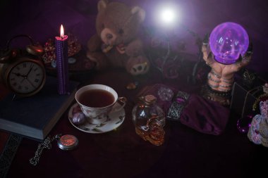 Sihirli nitelik, büyücülük konsepti, mum ateşi, büyüler ve diğer ayinler.