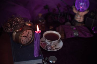 Sihirli nitelik, büyücülük konsepti, mum ateşi, büyüler ve diğer ayinler.