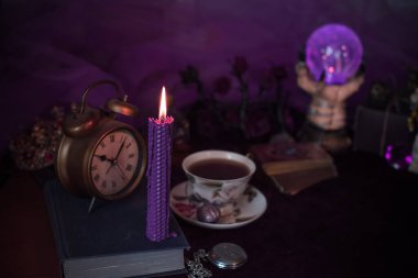 Sihirli nitelik, büyücülük konsepti, mum ateşi, büyüler ve diğer ayinler.