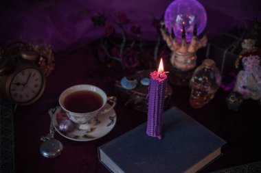 Sihirli nitelik, büyücülük konsepti, mum ateşi, büyüler ve diğer ayinler.