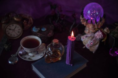 Sihirli nitelik, büyücülük konsepti, mum ateşi, büyüler ve diğer ayinler.