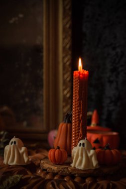 Mumlar sunakta yanar, mumlar arasında güçlü bir büyü, enerji temizliği ve cadı kavramı.