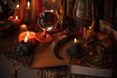 Mumlar sunakta yanar, mumlar arasında güçlü bir büyü, enerji temizliği ve cadı kavramı.