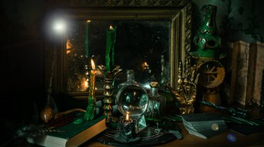 Mumlar sunakta yanar, mumlar arasında güçlü bir büyü, enerji temizliği ve cadı kavramı.