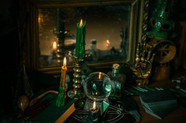 Mumlar sunakta yanar, mumlar arasında güçlü bir büyü, enerji temizliği ve cadı kavramı.