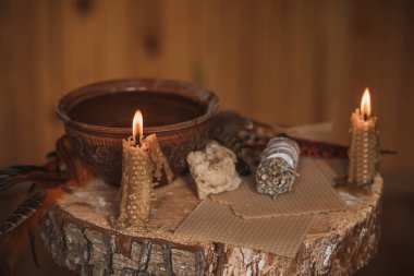 Mumlar sunakta yanar, mumlar arasında güçlü bir büyü, enerji temizliği ve cadı kavramı.