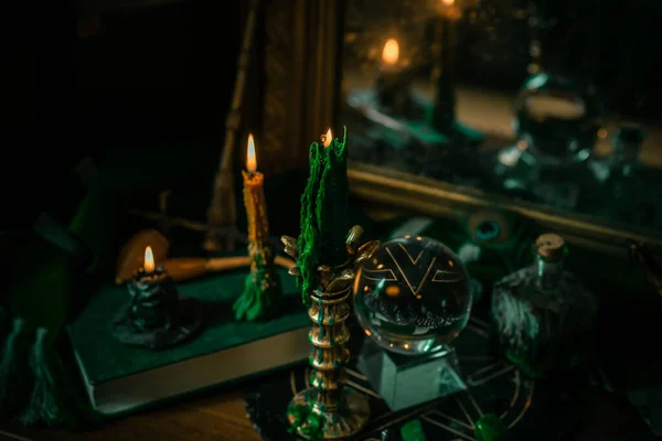 キャンドルは祭壇の上で燃え キャンドルの間で強力な魔法 エネルギークリーニングとウィッカの概念 — ストック写真