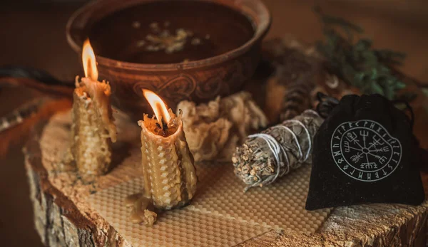 Kerzen Brennen Auf Dem Altar Mächtige Magie Zwischen Kerzen Energiereinigung — Stockfoto