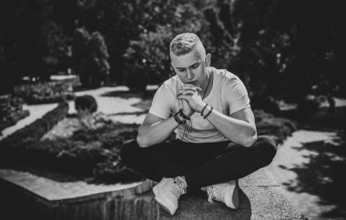 Üzgün felsefi bir havası olan genç Avrupalı öğrenci. Gençlik yılları, sorunlar ve depresyon kavramı. Yaşam krizi.