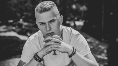 Üzgün felsefi bir havası olan genç Avrupalı öğrenci. Gençlik yılları, sorunlar ve depresyon kavramı. Yaşam krizi.