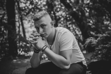 Üzgün felsefi bir havası olan genç Avrupalı öğrenci. Gençlik yılları, sorunlar ve depresyon kavramı. Yaşam krizi.