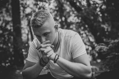 Üzgün felsefi bir havası olan genç Avrupalı öğrenci. Gençlik yılları, sorunlar ve depresyon kavramı. Yaşam krizi.