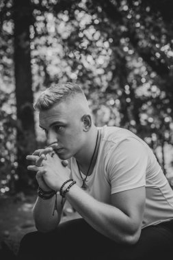 Üzgün felsefi bir havası olan genç Avrupalı öğrenci. Gençlik yılları, sorunlar ve depresyon kavramı. Yaşam krizi.