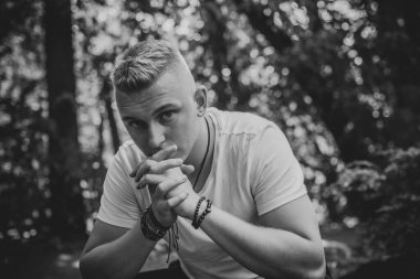 Üzgün felsefi bir havası olan genç Avrupalı öğrenci. Gençlik yılları, sorunlar ve depresyon kavramı. Yaşam krizi.