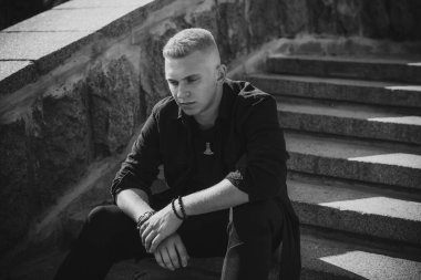 Üzgün felsefi bir havası olan genç Avrupalı öğrenci. Gençlik yılları, sorunlar ve depresyon kavramı. Yaşam krizi.