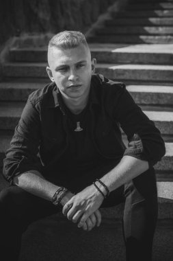 Üzgün felsefi bir havası olan genç Avrupalı öğrenci. Gençlik yılları, sorunlar ve depresyon kavramı. Yaşam krizi.