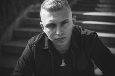 Üzgün felsefi bir havası olan genç Avrupalı öğrenci. Gençlik yılları, sorunlar ve depresyon kavramı. Yaşam krizi.