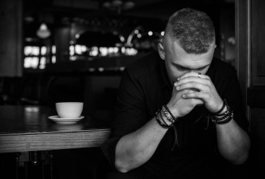 Üzgün felsefi bir havası olan genç Avrupalı öğrenci. Gençlik yılları, sorunlar ve depresyon kavramı. Yaşam krizi.