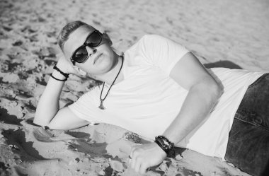 Üzgün felsefi bir havası olan genç Avrupalı öğrenci. Gençlik yılları, sorunlar ve depresyon kavramı. Yaşam krizi.