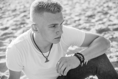 Üzgün felsefi bir havası olan genç Avrupalı öğrenci. Gençlik yılları, sorunlar ve depresyon kavramı. Yaşam krizi.