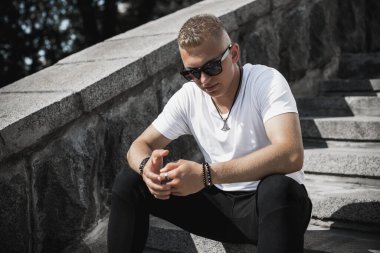 Üzgün felsefi bir havası olan genç Avrupalı öğrenci. Gençlik yılları, sorunlar ve depresyon kavramı. Yaşam krizi.